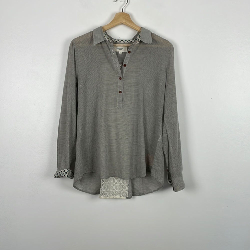 Birds of Paradise Trovata lace back pinstriped 1/2 button long sleeve top Size M